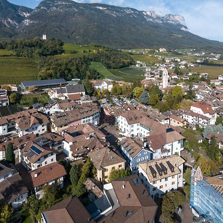 Schmitte Am Sonnenwirtsplatz Eppan In South Tyrol Appiano Sulla Strada Del Vino Exterior foto